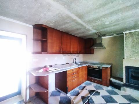 Casa de Pedra com Terreno em Covas