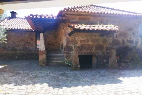 Casa de Pedra com Terreno em Covas