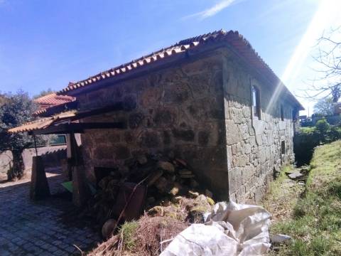 Casa de Pedra com Terreno em Covas