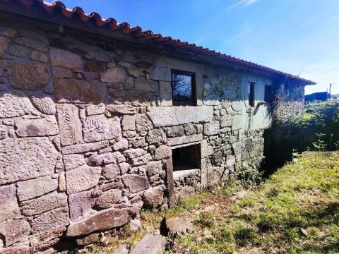 Casa de Pedra com Terreno em Covas