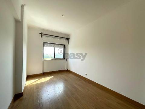T2 na Venda Nova | A 300m do Metro Amadora Este | Pronto a Habitar