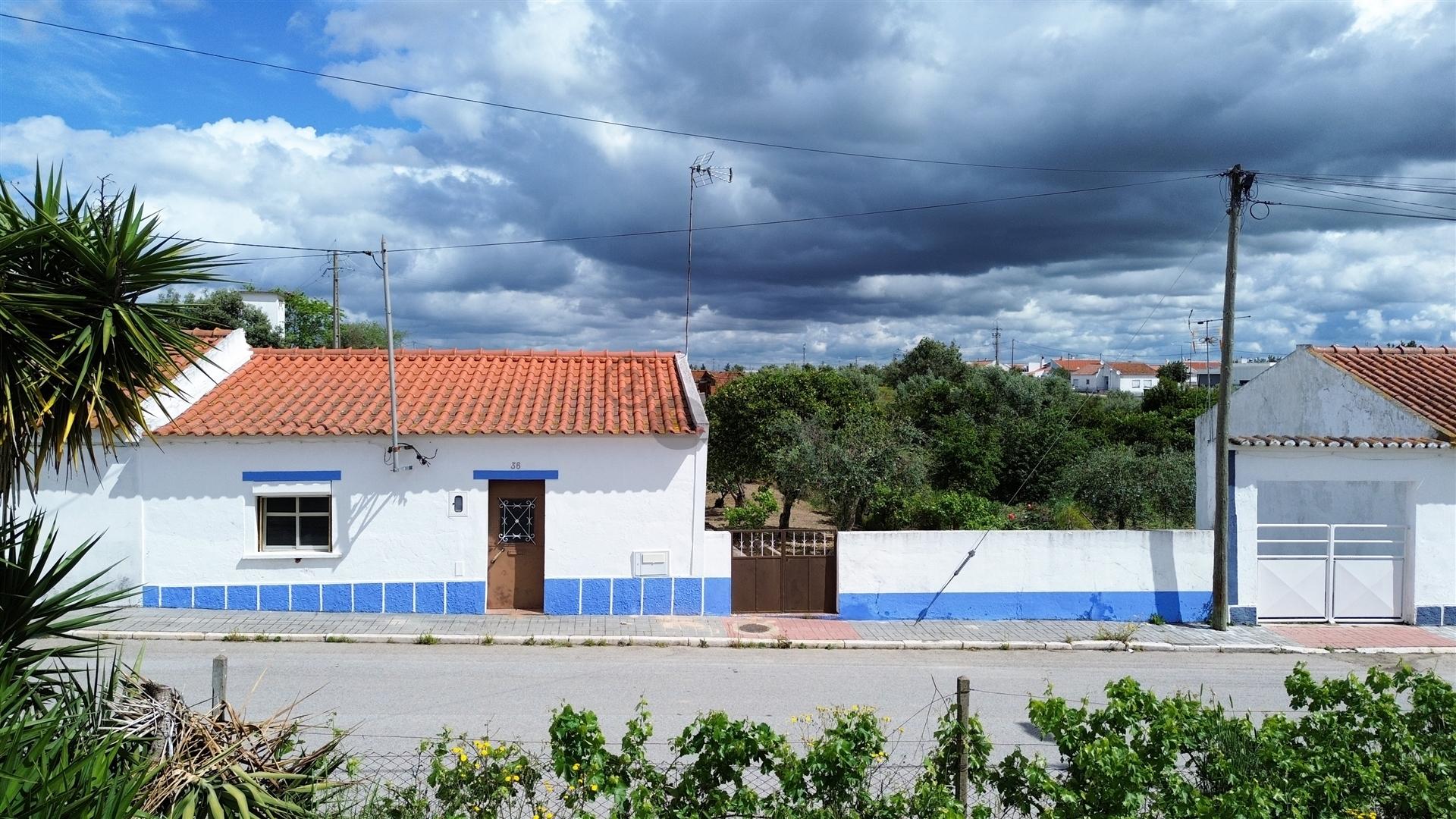 Moradia T2 inserida em lote com 849m2 em Ermidas-Sado