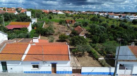Moradia T2 inserida em lote com 849m2 em Ermidas-Sado