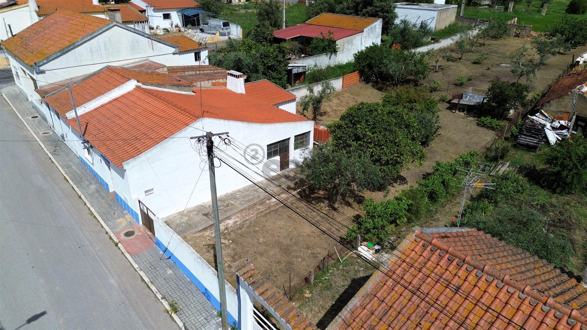 Moradia T2 inserida em lote com 849m2 em Ermidas-Sado