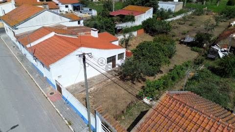Moradia T2 inserida em lote com 849m2 em Ermidas-Sado