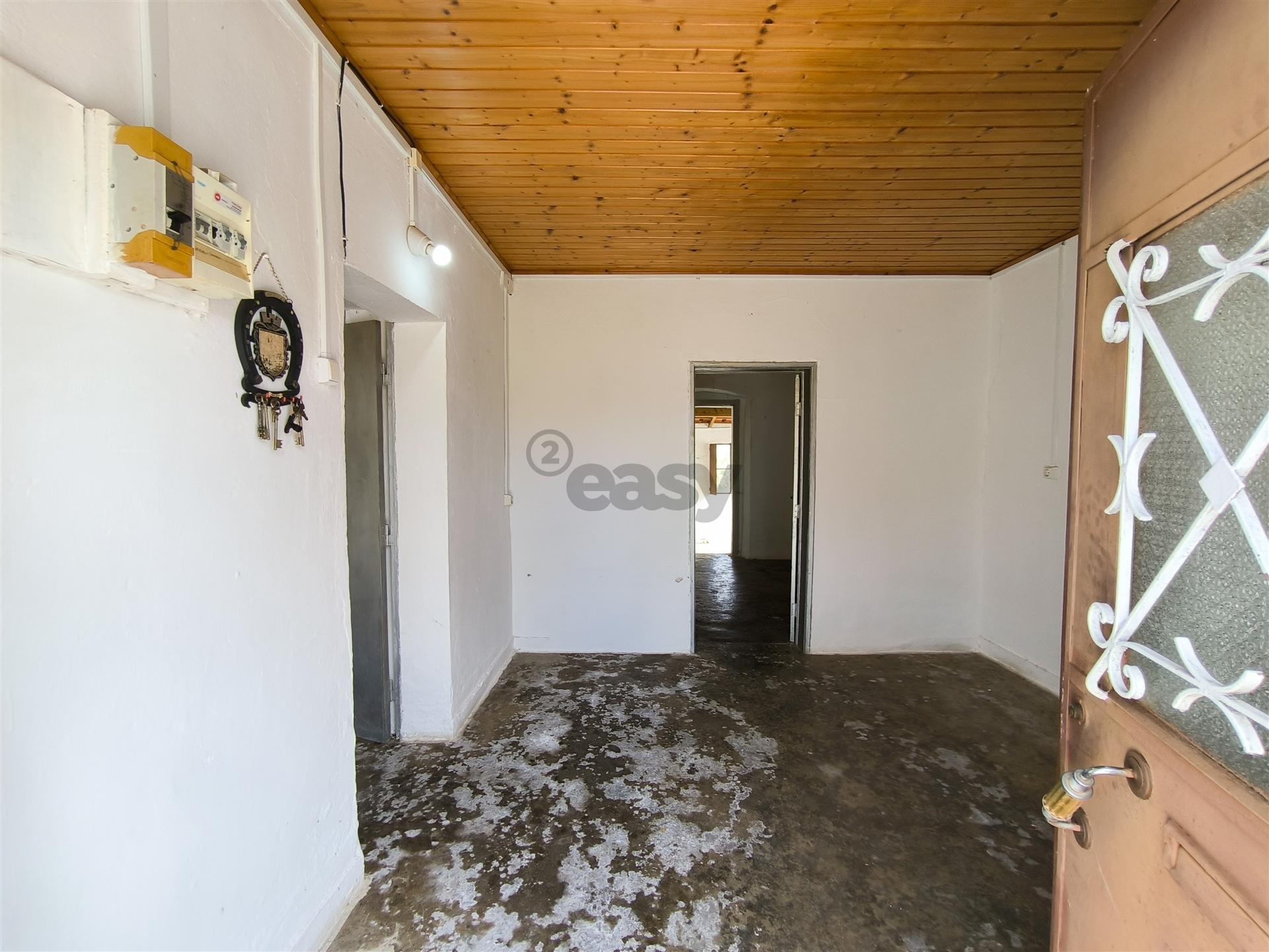 Moradia T2 inserida em lote com 849m2 em Ermidas-Sado