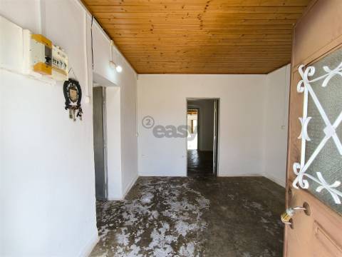 Moradia T2 inserida em lote com 849m2 em Ermidas-Sado