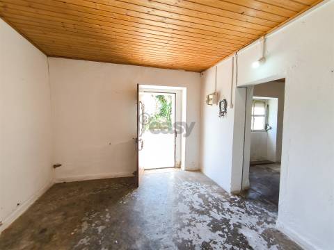Moradia T2 inserida em lote com 849m2 em Ermidas-Sado