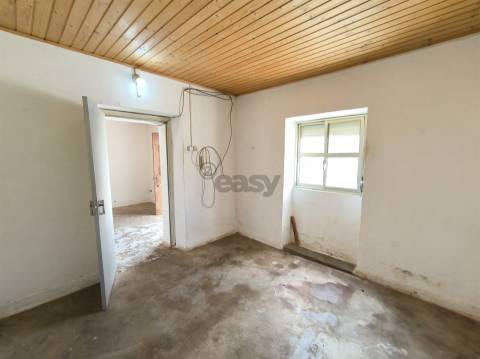 Moradia T2 inserida em lote com 849m2 em Ermidas-Sado