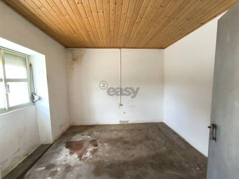 Moradia T2 inserida em lote com 849m2 em Ermidas-Sado