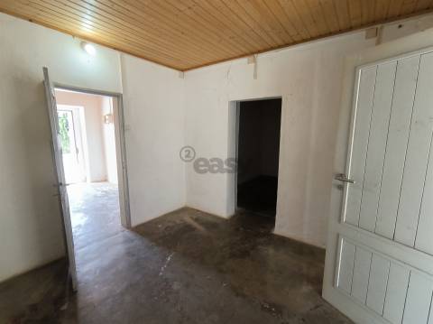 Moradia T2 inserida em lote com 849m2 em Ermidas-Sado