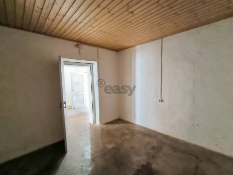 Moradia T2 inserida em lote com 849m2 em Ermidas-Sado