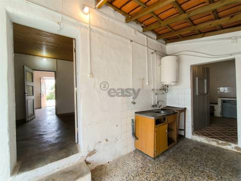 Moradia T2 inserida em lote com 849m2 em Ermidas-Sado