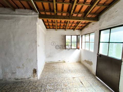 Moradia T2 inserida em lote com 849m2 em Ermidas-Sado