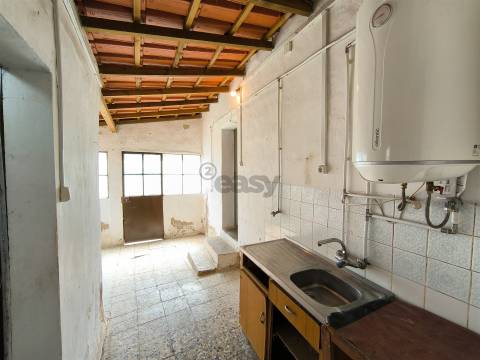 Moradia T2 inserida em lote com 849m2 em Ermidas-Sado