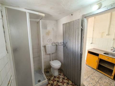 Moradia T2 inserida em lote com 849m2 em Ermidas-Sado