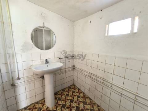 Moradia T2 inserida em lote com 849m2 em Ermidas-Sado