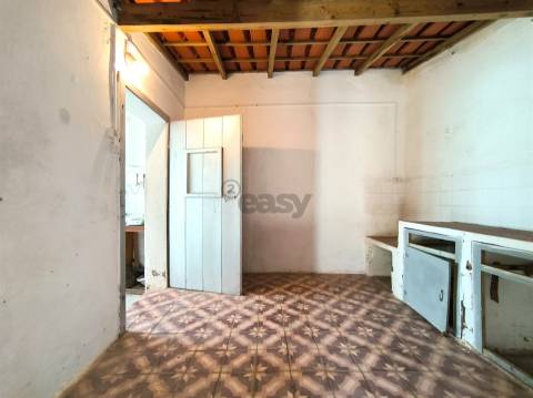 Moradia T2 inserida em lote com 849m2 em Ermidas-Sado