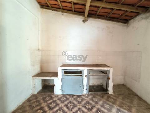 Moradia T2 inserida em lote com 849m2 em Ermidas-Sado