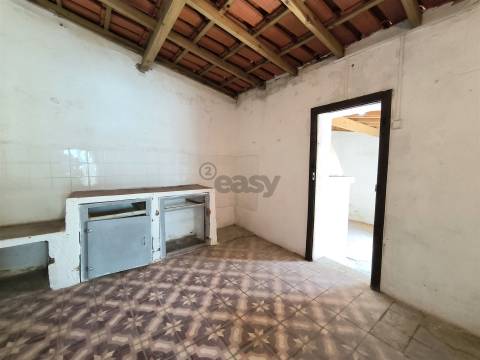 Moradia T2 inserida em lote com 849m2 em Ermidas-Sado