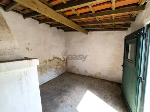 Moradia T2 inserida em lote com 849m2 em Ermidas-Sado