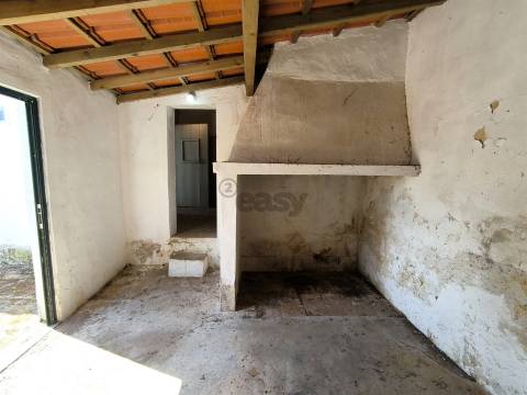 Moradia T2 inserida em lote com 849m2 em Ermidas-Sado