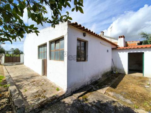 Moradia T2 inserida em lote com 849m2 em Ermidas-Sado