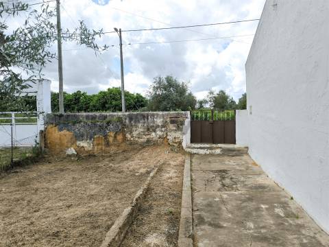 Moradia T2 inserida em lote com 849m2 em Ermidas-Sado