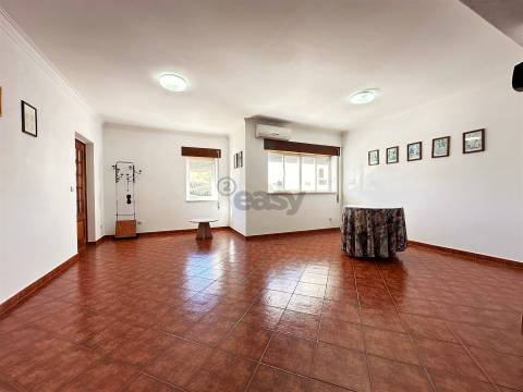 Apartamento T2 Rés do Chão em Borba – Excelente Estado, Potencial T3 e Localização Premium