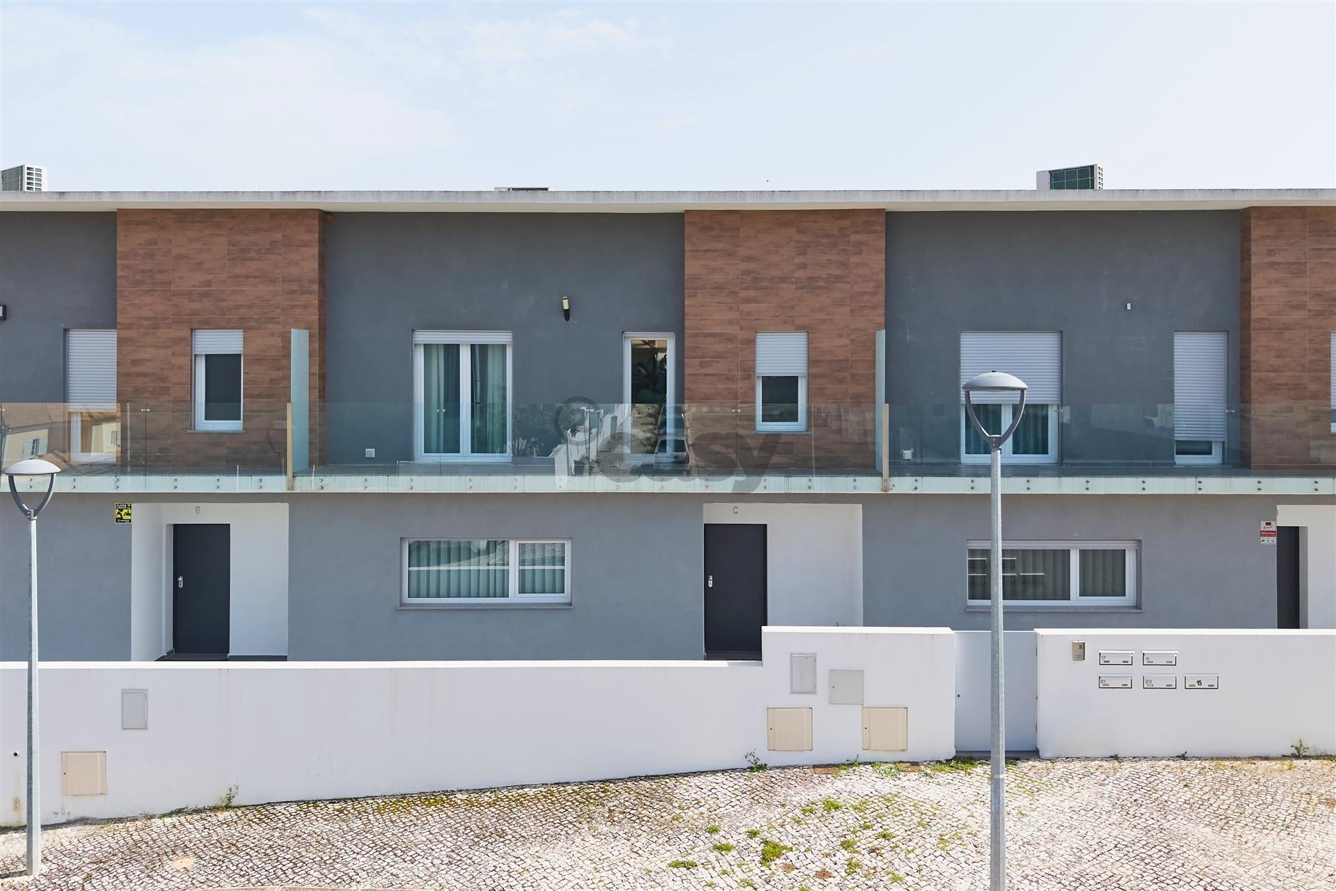 Moradia T4 em Condomínio Privado com Piscina e Garagem em Setúbal