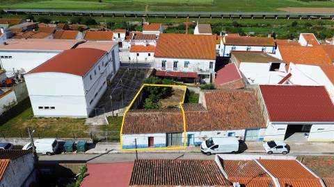 Moradia com 3 Divisões e Quintal para Recuperação Total no Centro de Alvalade