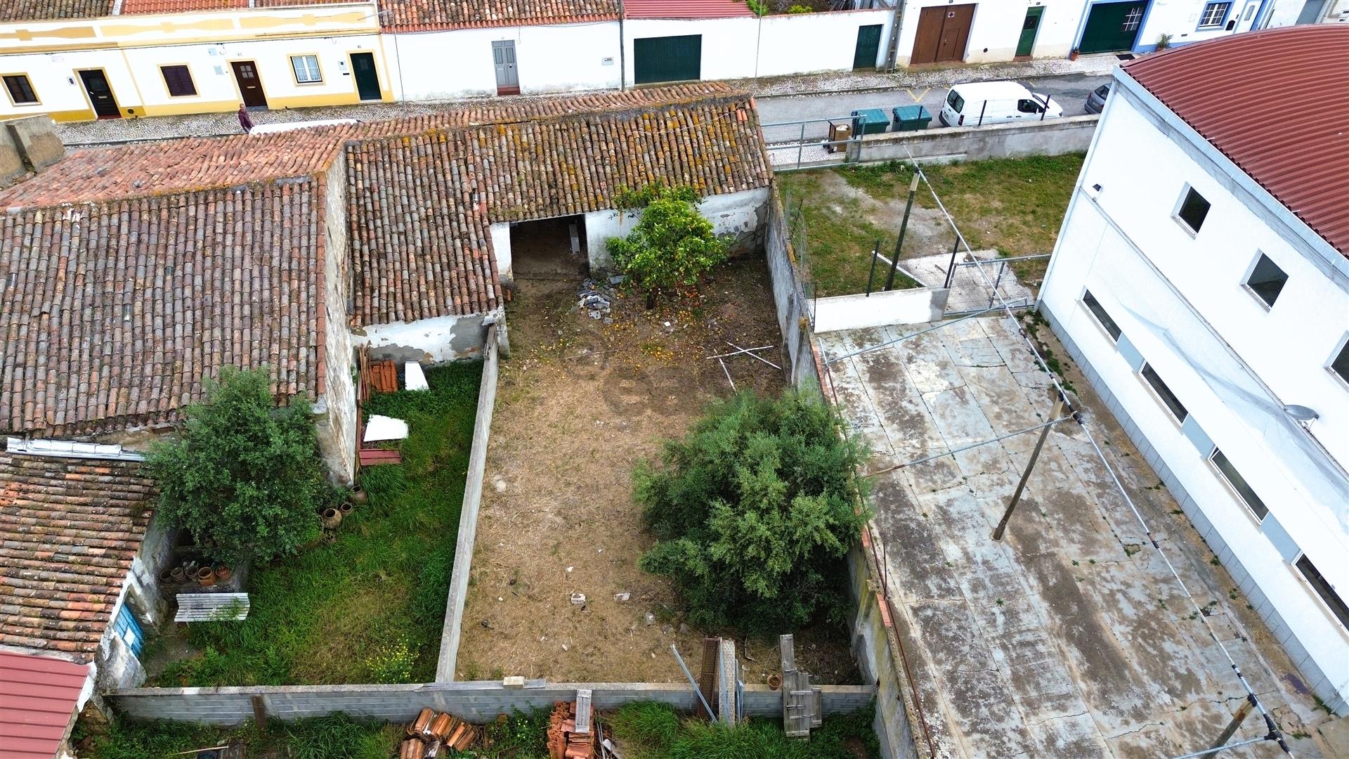 Moradia com 3 Divisões e Quintal para Recuperação Total no Centro de Alvalade