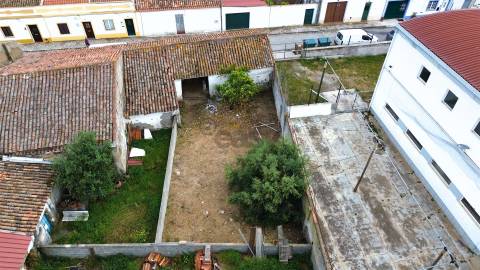 Moradia com 3 Divisões e Quintal para Recuperação Total no Centro de Alvalade