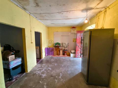 Moradia com 3 Divisões e Quintal para Recuperação Total no Centro de Alvalade