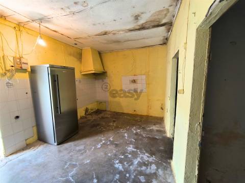 Moradia com 3 Divisões e Quintal para Recuperação Total no Centro de Alvalade