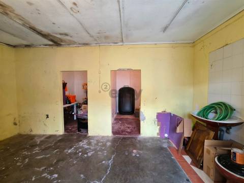 Moradia com 3 Divisões e Quintal para Recuperação Total no Centro de Alvalade