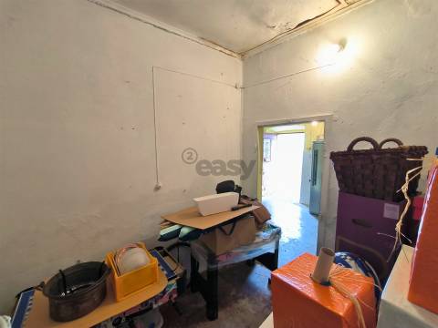 Moradia com 3 Divisões e Quintal para Recuperação Total no Centro de Alvalade