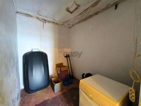 Moradia com 3 Divisões e Quintal para Recuperação Total no Centro de Alvalade