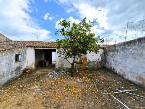 Moradia com 3 Divisões e Quintal para Recuperação Total no Centro de Alvalade
