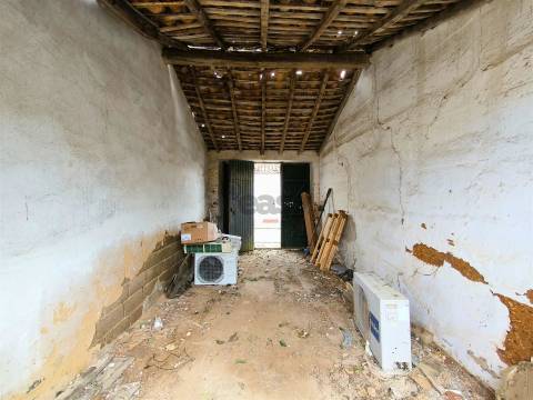 Moradia com 3 Divisões e Quintal para Recuperação Total no Centro de Alvalade