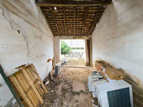 Moradia com 3 Divisões e Quintal para Recuperação Total no Centro de Alvalade