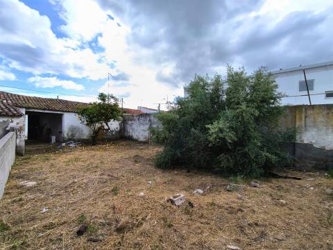 Moradia com 3 Divisões e Quintal para Recuperação Total no Centro de Alvalade