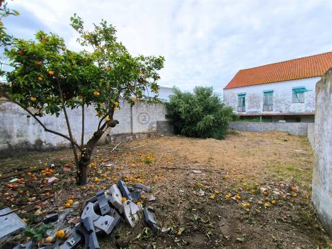 Moradia com 3 Divisões e Quintal para Recuperação Total no Centro de Alvalade