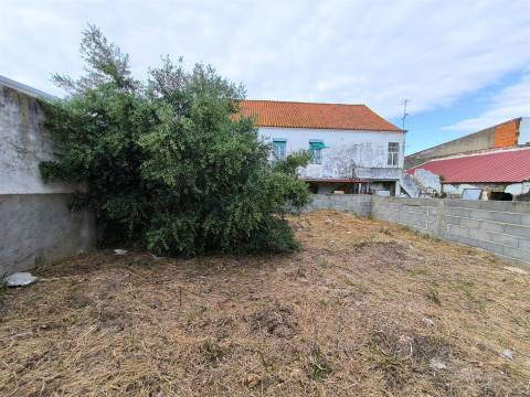 Moradia com 3 Divisões e Quintal para Recuperação Total no Centro de Alvalade