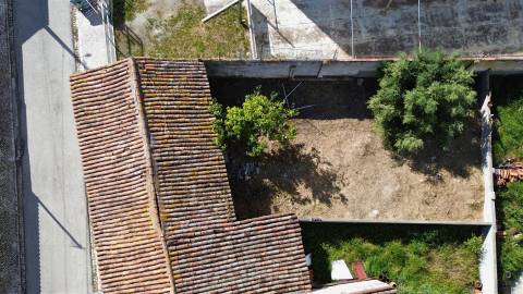 Moradia com 3 Divisões e Quintal para Recuperação Total no Centro de Alvalade