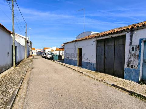 Moradia com 3 Divisões e Quintal para Recuperação Total no Centro de Alvalade