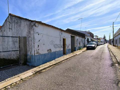 Moradia com 3 Divisões e Quintal para Recuperação Total no Centro de Alvalade
