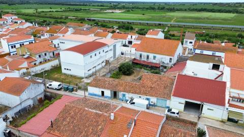 Moradia com 3 Divisões e Quintal para Recuperação Total no Centro de Alvalade