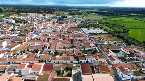 Moradia com 3 Divisões e Quintal para Recuperação Total no Centro de Alvalade