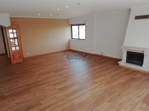 Apartamento T3 com Garagem e Arrecadação